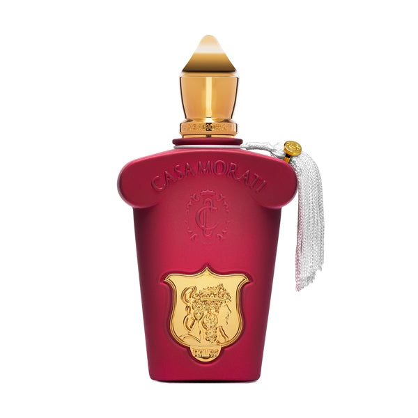Xerjoff - Casamorati 1888 - Italica Flakon in tiefrot mit goldenem Wappen und edlem Verschluss vor weißem Hintergrund