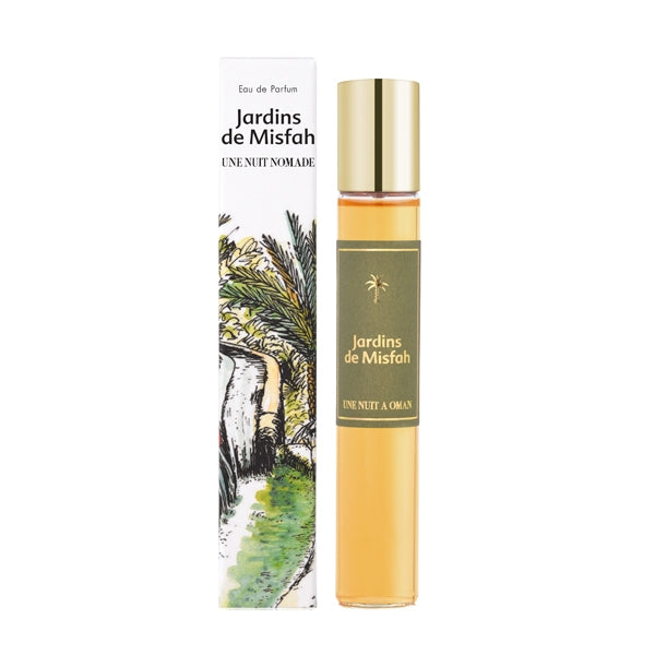 Une Nuit Nomade - Une Nuit a Oman - Jardins de Misfah Parfumflakon mit grün-goldenem Etikett und künstlerischer Verpackung