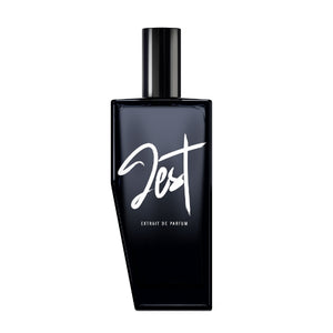 Andrea Maack Parfums - Jest eleganter dunkelblauer Parfümflakon mit schwarzem Zerstäuber vor weißem Hintergrund
