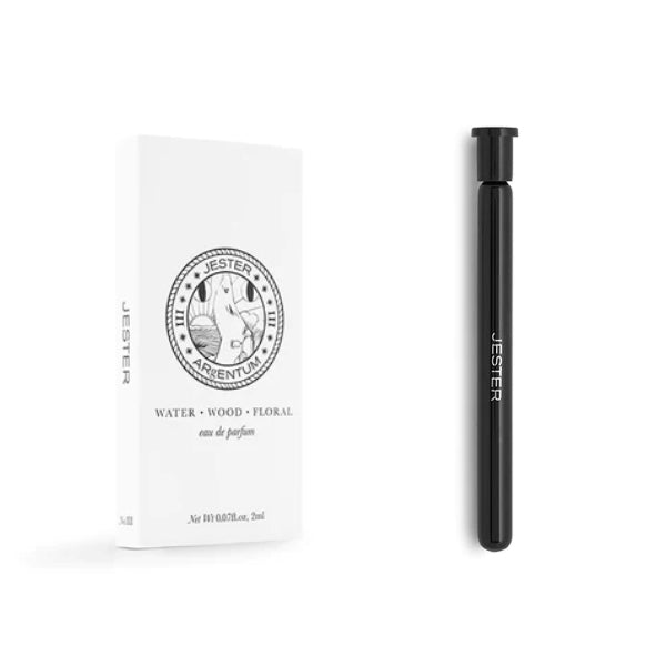 Argentum - Jester - Water schlanker schwarzer Duftroller mit weißer Verpackung und kunstvollem Farbmotiv auf hellem Hintergrund