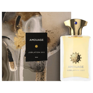 Amouage - Jubilation XXV - For Men Parfumflakon mit goldenem Verschluss vor kunstvollem abstraktem Hintergrund
