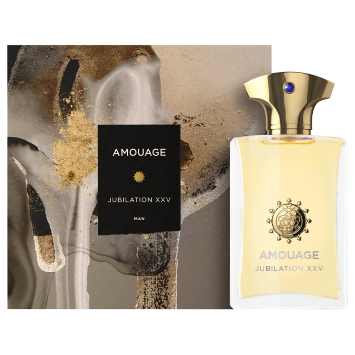 Amouage - Jubilation XXV - For Men Parfumflakon mit goldenem Verschluss vor kunstvollem abstraktem Hintergrund