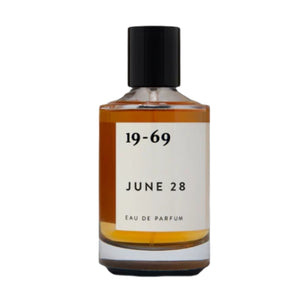 19-69 - June 28 Parfumflakon mit klarer Glasflasche, schwarzem Verschluss und minimalistischem Etikett vor weißem Hintergrund
