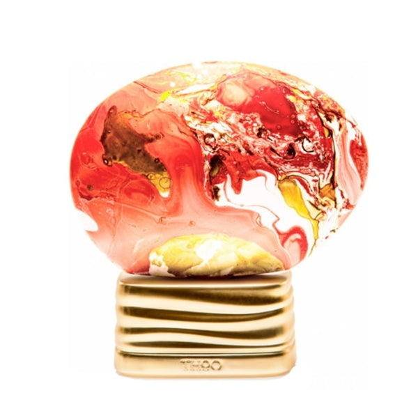THoO - Keep Glazed Duftobjekt mit lebhaften Rot-, Gelb- und Weißtönen auf elegantem goldfarbenem Sockel