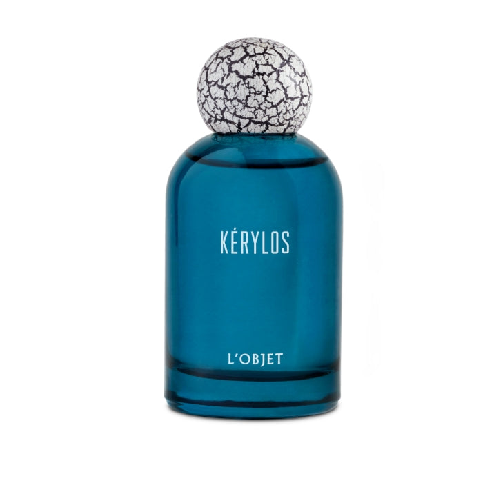 L'Objet - Kérylos Flakon in tiefem Blau mit einzigartigem weiß-rissigem Kugelverschluss minimalistisch präsentiert