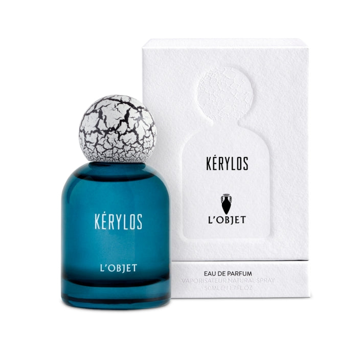 L'Objet - Kérylos Flakon in tiefblauem Glas mit markant weiß-rissigem Verschluss vor weißer Schachtel minimalistisch präsentiert