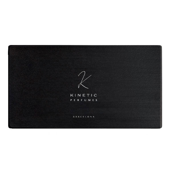 Kinetic Perfumes - Discovery Set in schwarzer eleganter Box mit minimalistischer Schrift und Logo auf weißem Hintergrund