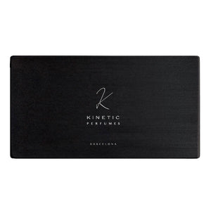 Kinetic Perfumes - Discovery Set in schwarzer eleganter Box mit minimalistischer Schrift und Logo auf weißem Hintergrund