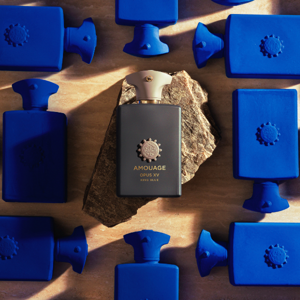 Amouage - Library Collection - Opus XV - King Blue zeigt eleganten Flakon mit hellgrauem Verschluss auf Naturstein.