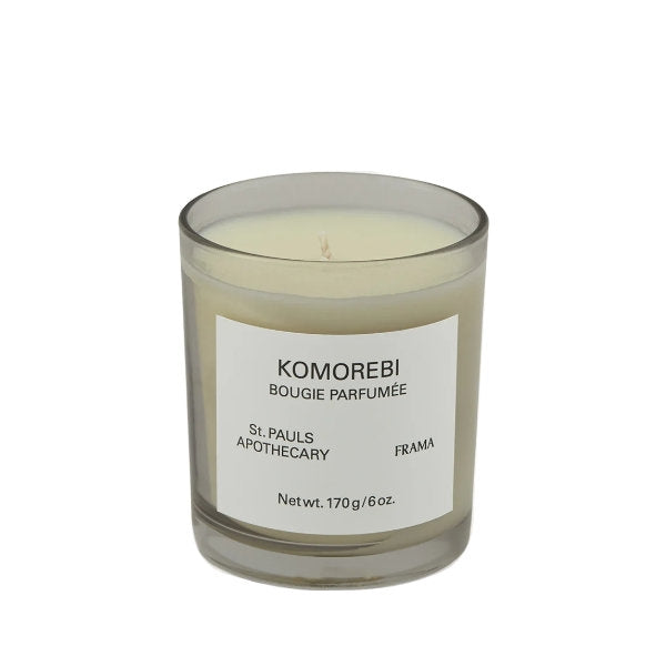 FRAMA - Komorebi - Duftkerze im klaren Glas mit weißem Etikett auf weißem Hintergrund minimalistisch präsentiert