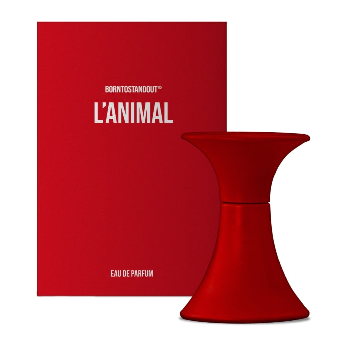 BORNTOSTANDOUT - L'Animal intensiver roter Parfumflakon vor passender markanter Verpackung in elegantem Design