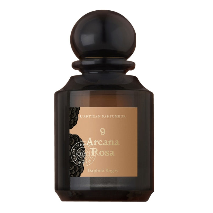 L'Artisan Parfumeur - La Botanique - Arcana Rosa Parfumflakon in dunklem Glas mit elegantem Verschluss und schlichtem Etikett