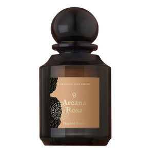 L'Artisan Parfumeur - La Botanique - Arcana Rosa Parfumflakon in dunklem Glas mit elegantem Verschluss und schlichtem Etikett
