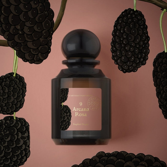 L'Artisan Parfumeur - La Botanique - Arcana Rosa Parfumflakon aus dunklem Glas mit Brombeerillustration auf rosafarbenem Hintergrund