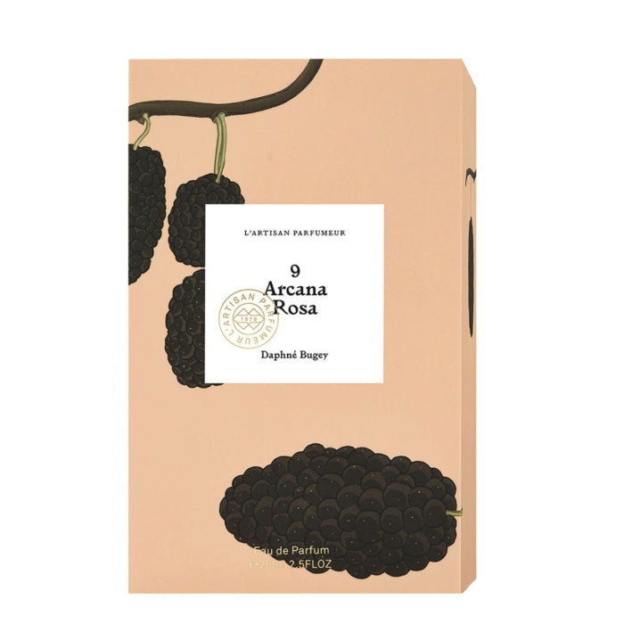 L'Artisan Parfumeur - La Botanique - Arcana Rosa Verpackung mit Beerenillustration auf hellrosa Hintergrund
