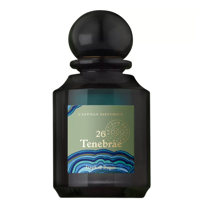 L'Artisan Parfumeur - La Botanique - Tenebrae Parfumflakon aus dunklem Glas mit elegantem runden Verschluss und blau-grünem Etikett