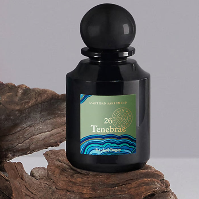 L'Artisan Parfumeur - La Botanique - Tenebrae Parfumflakon in schwarzem Glas mit rundem Verschluss und grün-blauem Etikett