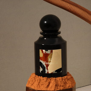 L'Artisan Parfumeur - La Botanique - Venenum Parfumflakon aus schwarzem Glas mit dekorativem gold-rotem Etikett