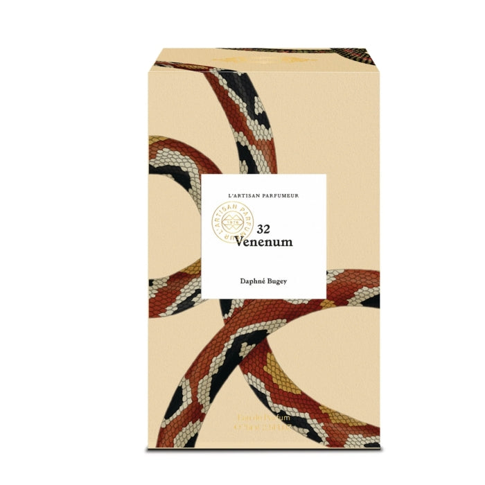 L'Artisan Parfumeur - La Botanique - Venenum Verpackung mit Schlangenhautmuster auf hellem Hintergrund