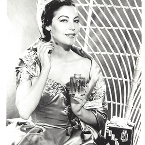 Le Galion - L'Astre Werbefoto mit eleganter Frau in glänzendem Kleid und Parfumflakon vor Vintage-Kulisse