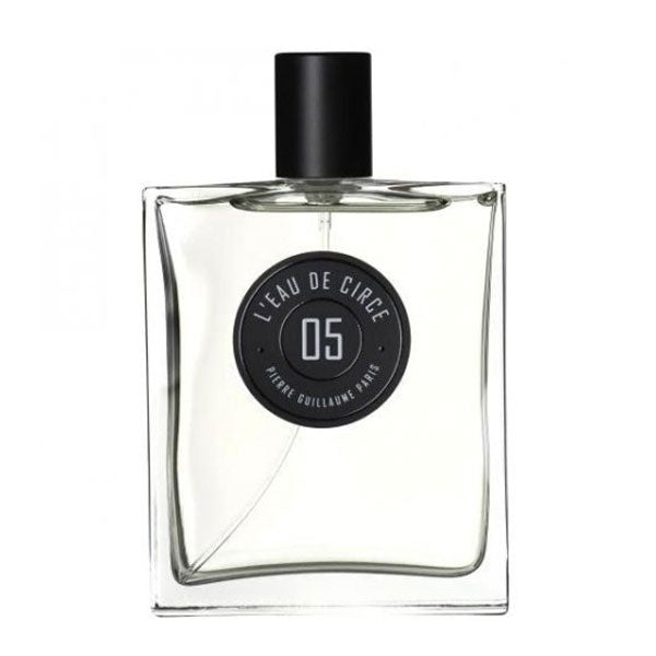 Pierre Guillaume - L'Eau de Circé No.5 Parfumflakon mit klarem Inhalt und schwarzem runden Etikett vor weißem Hintergrund