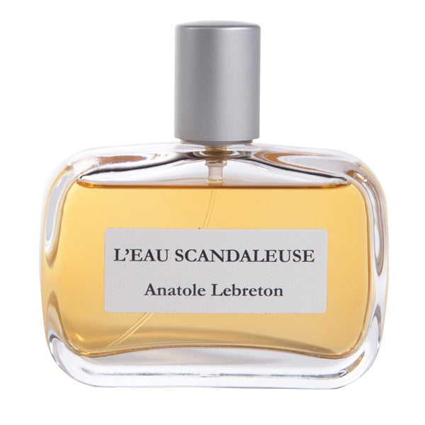 Anatole Lebreton - L’Eau Scandaleuse Parfumflakon mit bernsteinfarbener Flüssigkeit und schlichtem grauem Verschluss vor weißem Hintergrund