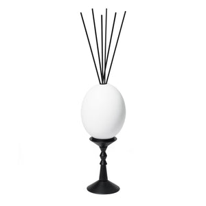 Trudon - L’Œuf Diffusor - Abd el Kader in elegantem weißem Ei-Design auf schwarzem Ständer mit Duftstäbchen
