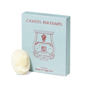 Trudon - La Promeneuse cremefarbene Wachskamee mit weiblichem Relief und hellblauer Verpackung „Camées Parfumés“