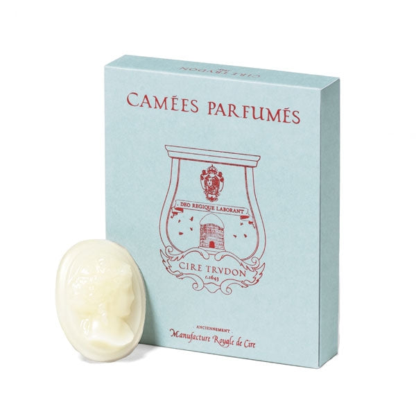 Trudon - La Promeneuse cremefarbene Wachskamee mit weiblichem Relief und hellblauer Verpackung „Camées Parfumés“