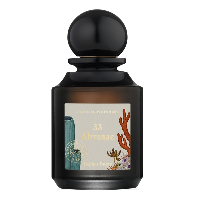 L'Artisan Parfumeur - La Botanique - Abyssae Flakon mit mattschwarzem Glas und farbiger Illustration auf Etikett vor weißem Hintergrund