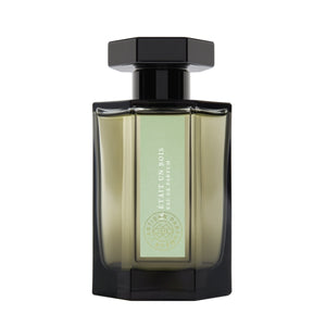 L'Artisan Parfumeur - La Collection - Il Était un Bois Parfümflakon mit sechseckigem Deckel und grünem Etikett vor weißem Hintergrund