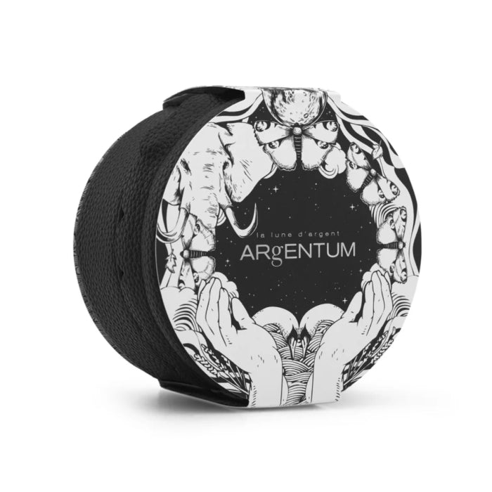 Argentum - La Lune D’Argent runde Etui mit schwarz-weißem Motiv aus Händen, Elefant und Schmetterlingen