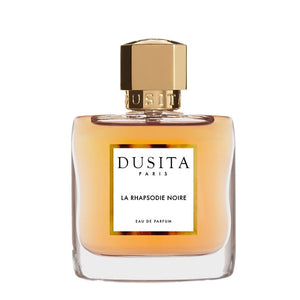 Dusita - La Rhapsodie Noire Parfumflakon mit goldfarbenem Verschluss und elegantem, bernsteinfarbenem Inhalt auf weißem Hintergrund