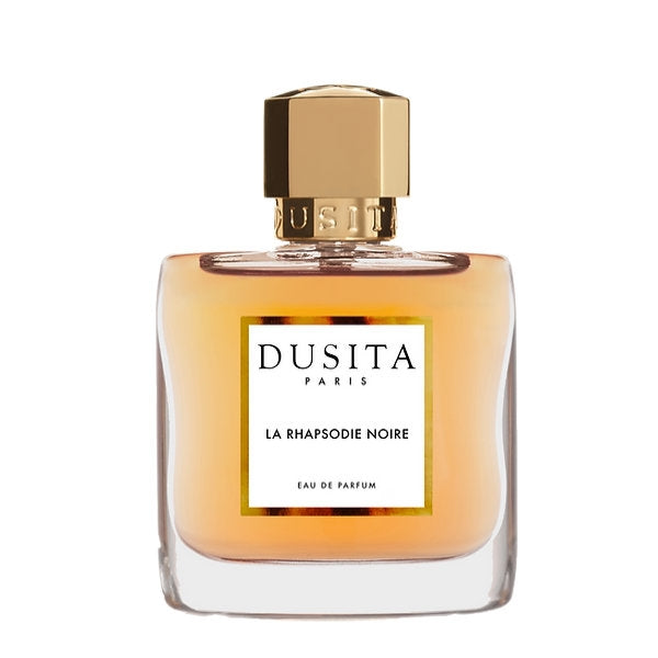 Dusita - La Rhapsodie Noire Parfumflakon mit goldfarbenem Verschluss und elegantem, bernsteinfarbenem Inhalt auf weißem Hintergrund
