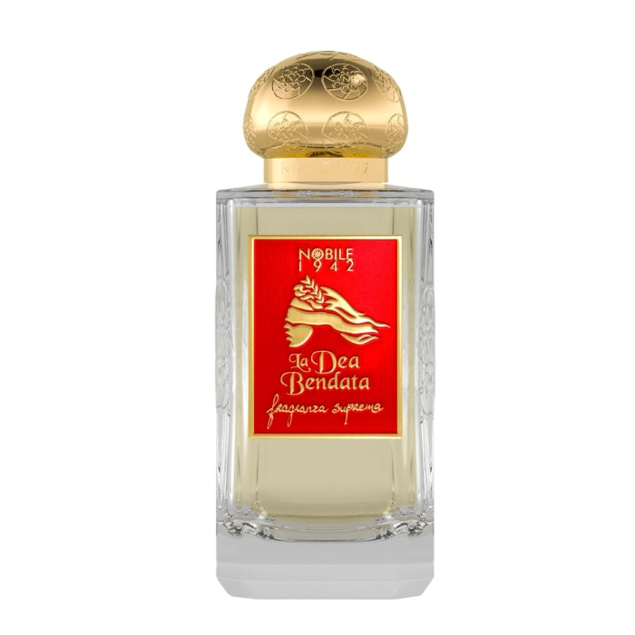 Nobile 1942 - La Dea Bendata Parfümflakon mit goldverziertem Verschluss und rotem Label vor weißem Hintergrund