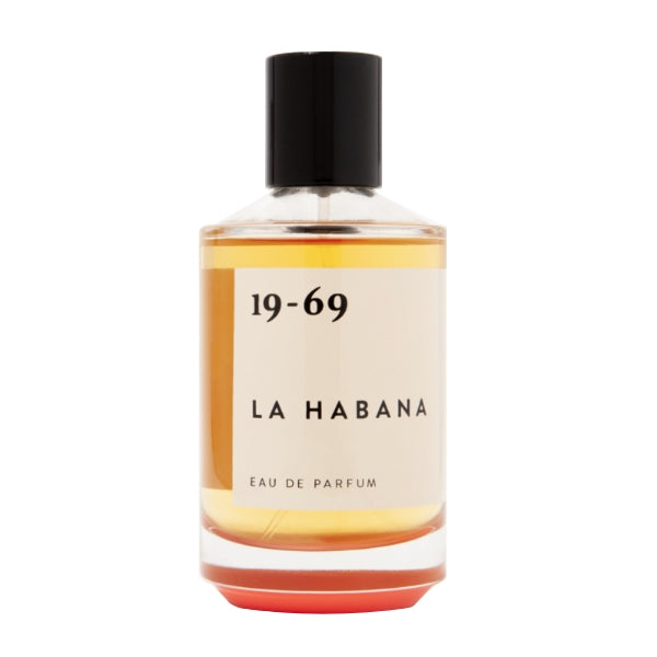 19-69 - La Habana Parfumflakon mit bernsteinfarbener Flüssigkeit und schlichtem weißen Etikett vor weißem Hintergrund
