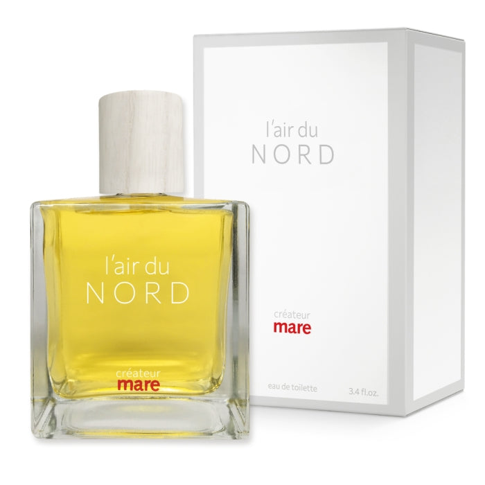 Mare - L‘Air du Nord Parfumflakon mit klarem Glas, hellem Holzverschluss und leuchtend gelbem Inhalt vor schlichter Verpackung