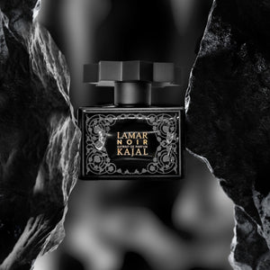 Kajal - Lamar Noir Parfumflakon in schwarzem Glas mit filigranem Ornamentmuster und facettiertem Verschluss in düsterer Inszenierung