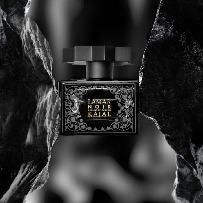 Kajal - Lamar Noir Parfumflakon in schwarzem Glas mit filigranem Ornamentmuster und facettiertem Verschluss in düsterer Inszenierung