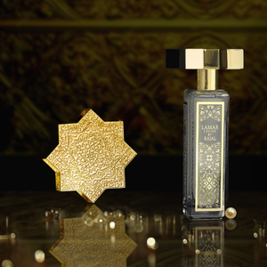 Kajal - Lamar Caviar Parfümflakon mit goldenem, achteckigem Ornament und filigraner orientalischer Gravur elegant präsentiert