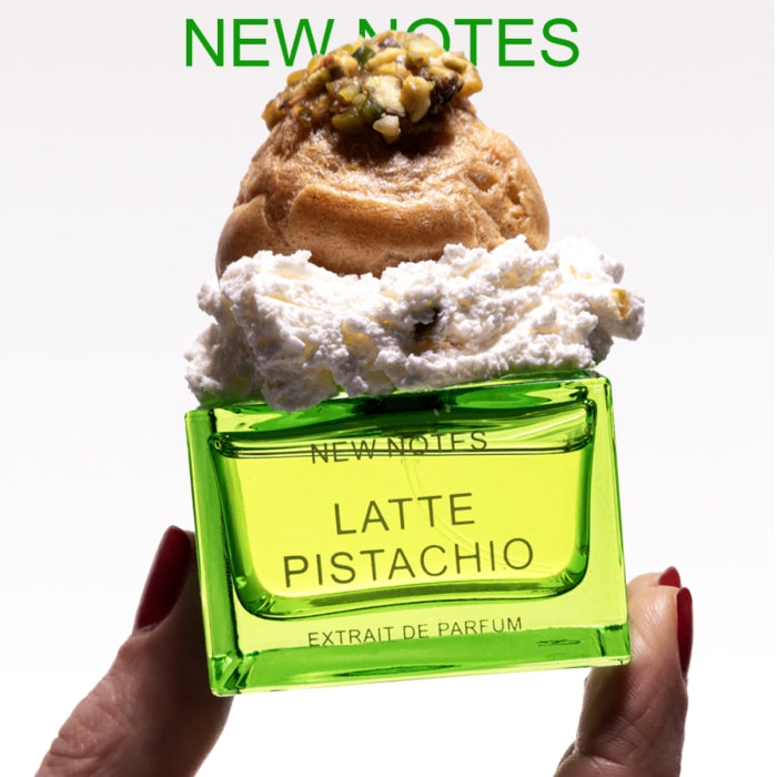 New Notes - Contemporary Blend Collection - Latte Pistachio zeigt grünen Flakon mit Sahnehäubchen und Pistazienkrokant