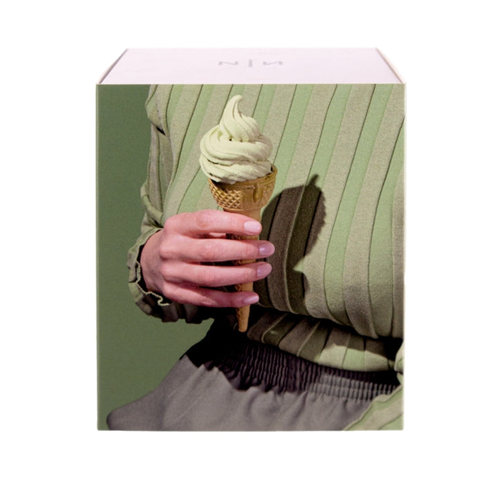 New Notes - Contemporary Blend Collection - Latte Pistachio zeigt stilvolle Verpackung mit Eiscreme-Motiv in sanften Grüntönen