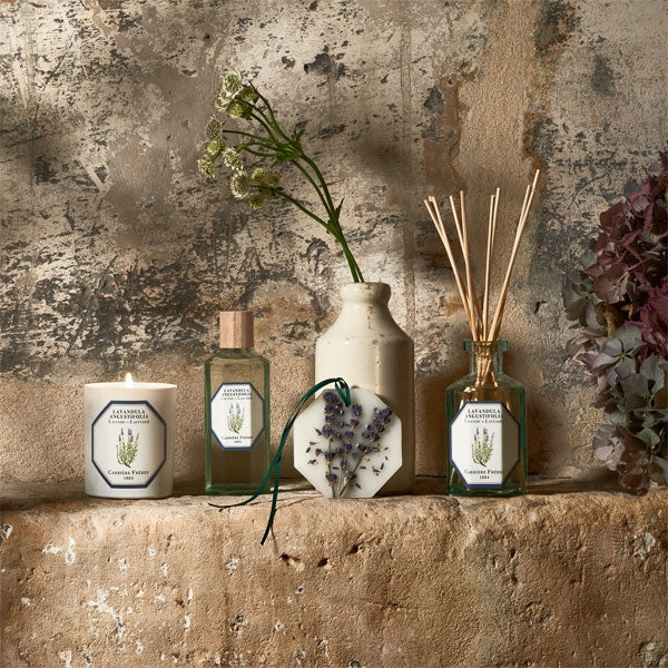 Carrière Frères - Lavender - Lavandula Angustifolia - Diffusor mit Duftkerze und dekorativen Lavendel-Accessoires vor rustikalem Hintergrund