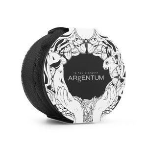 Argentum - Le Feu D’Argent runde Peelende Silber-Körperbürste mit kunstvollem Schwarz-Weiß-Design und fein strukturierter Oberfläche