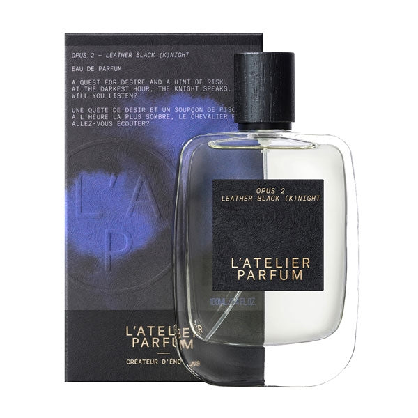 L'Atelier Parfum - Opus 2 - Leather Black (K)night Flakon mit schwarzem Etikett vor dunklem, blau-schwarzem Hintergrund