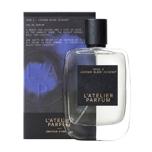 L'Atelier Parfum - Opus 2 - Leather Black (K)night Flakon mit schwarzem Etikett vor dunklem, blau-schwarzem Hintergrund