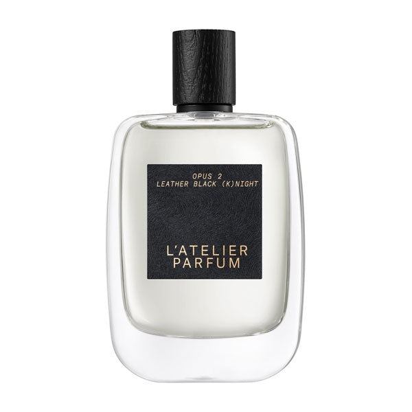 L'Atelier Parfum - Opus 2 - Leather Black (K)night klarer Flakon mit schwarzem Lederetikett und Holzverschluss vor weißem Hintergrund