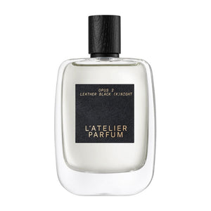 L'Atelier Parfum - Opus 2 - Leather Black (K)night klarer Flakon mit schwarzem Lederetikett und Holzverschluss vor weißem Hintergrund