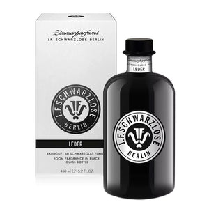 J.F. Schwarzlose Berlin - Leder - Zimmerparfum im schwarzen Glasflakon neben weißer minimalistischer Verpackung