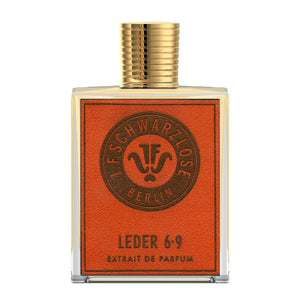 J. F. Schwarzlose Berlin - Leder 6·9 Parfumflakon mit braunem Lederetikett und goldenem Verschluss auf weißem Hintergrund